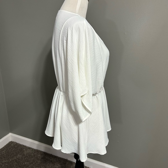 Gilli peplum top women’s size L white with flowey sleeves V-neck new with tags - Picture 4 of 8